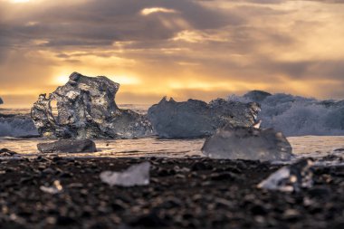 Jokulsarlon Buzul Gölü İzlanda yakınlarında elmas plajı.