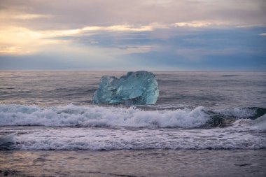 Jokulsarlon Buzul Gölü İzlanda yakınlarında elmas plajı.