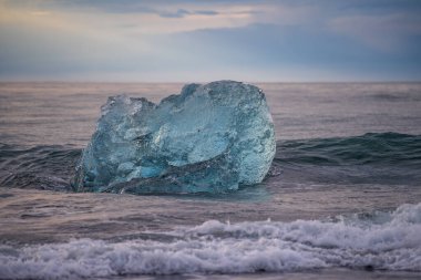 Jokulsarlon Buzul Gölü İzlanda yakınlarında elmas plajı.