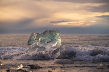 Jokulsarlon Buzul Gölü İzlanda yakınlarında elmas plajı.