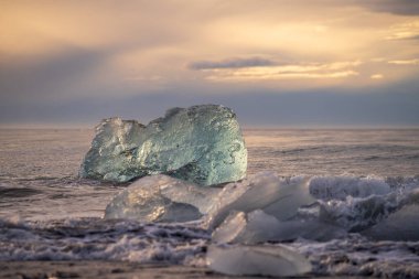 Jokulsarlon Buzul Gölü İzlanda yakınlarında elmas plajı.