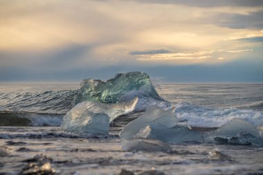 Jokulsarlon Buzul Gölü İzlanda yakınlarında elmas plajı.