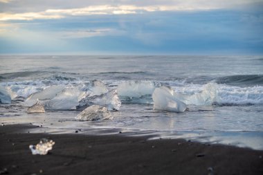 Jokulsarlon Buzul Gölü İzlanda yakınlarında elmas plajı.