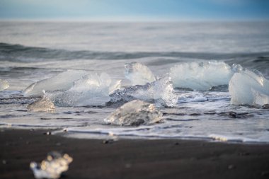 Jokulsarlon Buzul Gölü İzlanda yakınlarında elmas plajı.