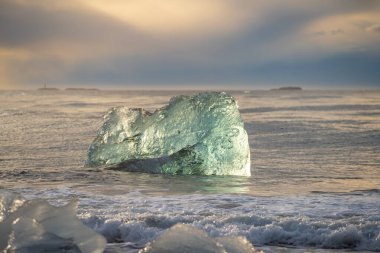 Jokulsarlon Buzul Gölü İzlanda yakınlarında elmas plajı.