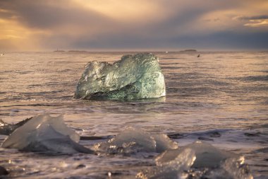 Jokulsarlon Buzul Gölü İzlanda yakınlarında elmas plajı.