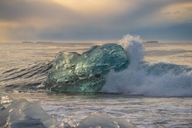 Jokulsarlon Buzul Gölü İzlanda yakınlarında elmas plajı.