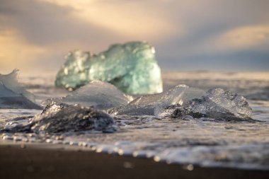 Jokulsarlon Buzul Gölü İzlanda yakınlarında elmas plajı.