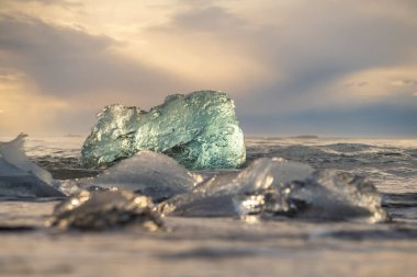 Jokulsarlon Buzul Gölü İzlanda yakınlarında elmas plajı.