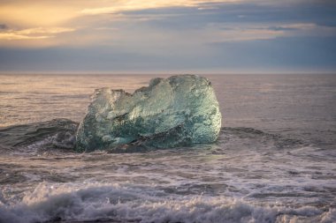 Jokulsarlon Buzul Gölü İzlanda yakınlarında elmas plajı.
