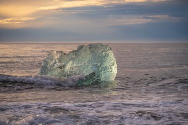 Jokulsarlon Buzul Gölü İzlanda yakınlarında elmas plajı.