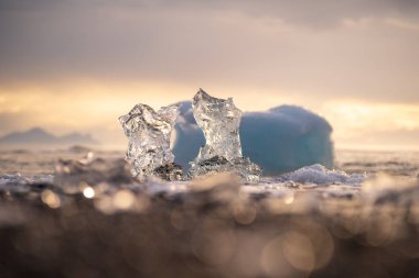 Jokulsarlon Buzul Gölü İzlanda yakınlarında elmas plajı.