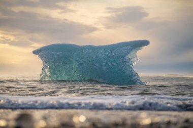 Jokulsarlon Buzul Gölü İzlanda yakınlarında elmas plajı.