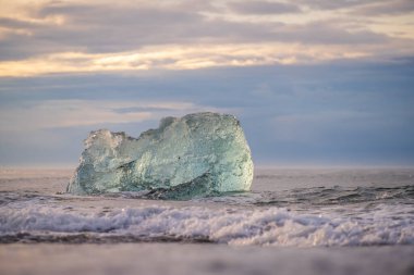 Jokulsarlon Buzul Gölü İzlanda yakınlarında elmas plajı.