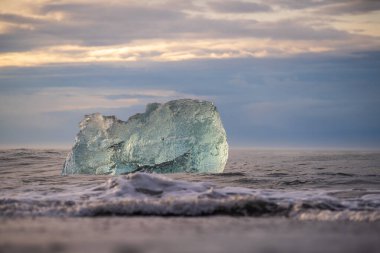 Jokulsarlon Buzul Gölü İzlanda yakınlarında elmas plajı.