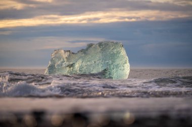 Jokulsarlon Buzul Gölü İzlanda yakınlarında elmas plajı.