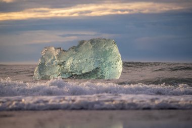 Jokulsarlon Buzul Gölü İzlanda yakınlarında elmas plajı.