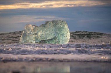 Jokulsarlon Buzul Gölü İzlanda yakınlarında elmas plajı.