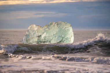 Jokulsarlon Buzul Gölü İzlanda yakınlarında elmas plajı.