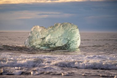 Jokulsarlon Buzul Gölü İzlanda yakınlarında elmas plajı.