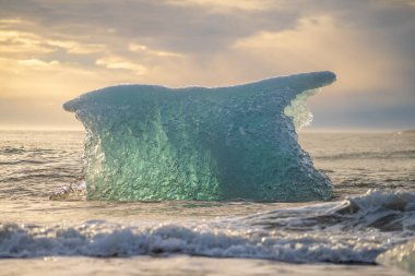 Jokulsarlon Buzul Gölü İzlanda yakınlarında elmas plajı.