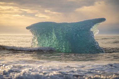 Jokulsarlon Buzul Gölü İzlanda yakınlarında elmas plajı.