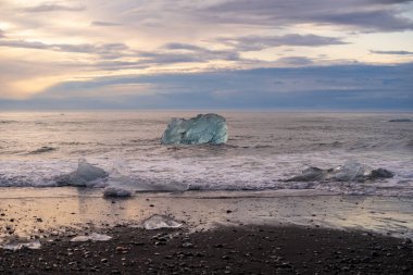 Jokulsarlon Buzul Gölü İzlanda yakınlarında elmas plajı.