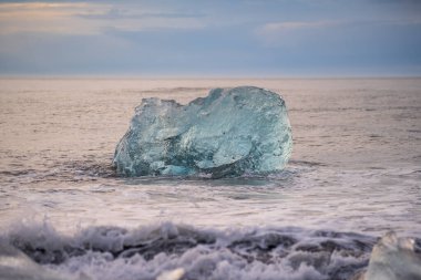Jokulsarlon Buzul Gölü İzlanda yakınlarında elmas plajı.