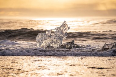 Kuzey Atlantik 'ten gelen deniz dalgaları İzlanda' nın güney sahilini vuruyor. Jokulsarlon Buzul Gölü İzlanda yakınlarında elmas plajı.
