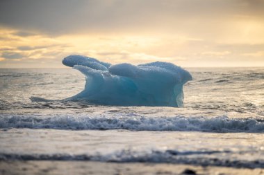 Kuzey Atlantik 'ten gelen deniz dalgaları İzlanda' nın güney sahilini vuruyor. Jokulsarlon Buzul Gölü İzlanda yakınlarında elmas plajı.