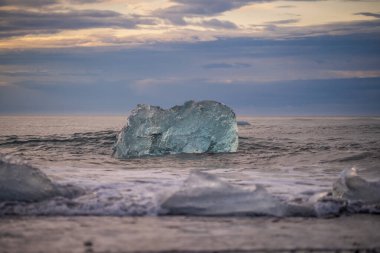 Kuzey Atlantik 'ten gelen deniz dalgaları İzlanda' nın güney sahilini vuruyor. Jokulsarlon Buzul Gölü İzlanda yakınlarında elmas plajı.