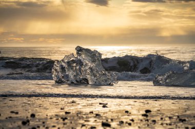 Kuzey Atlantik 'ten gelen deniz dalgaları İzlanda' nın güney sahilini vuruyor. Jokulsarlon Buzul Gölü İzlanda yakınlarında elmas plajı.