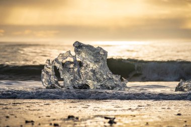 Kuzey Atlantik 'ten gelen deniz dalgaları İzlanda' nın güney sahilini vuruyor. Jokulsarlon Buzul Gölü İzlanda yakınlarında elmas plajı.