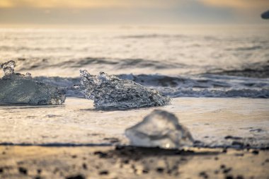 Kuzey Atlantik 'ten gelen deniz dalgaları İzlanda' nın güney sahilini vuruyor. Jokulsarlon Buzul Gölü İzlanda yakınlarında elmas plajı.