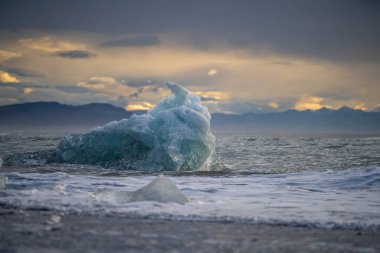 Kuzey Atlantik 'ten gelen deniz dalgaları İzlanda' nın güney sahilini vuruyor. Jokulsarlon Buzul Gölü İzlanda yakınlarında elmas plajı.