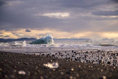 Kuzey Atlantik 'ten gelen deniz dalgaları İzlanda' nın güney sahilini vuruyor. Jokulsarlon Buzul Gölü İzlanda yakınlarında elmas plajı.