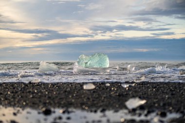 Kuzey Atlantik 'ten gelen deniz dalgaları İzlanda' nın güney sahilini vuruyor. Jokulsarlon Buzul Gölü İzlanda yakınlarında elmas plajı.