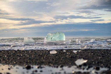 Kuzey Atlantik 'ten gelen deniz dalgaları İzlanda' nın güney sahilini vuruyor. Jokulsarlon Buzul Gölü İzlanda yakınlarında elmas plajı.