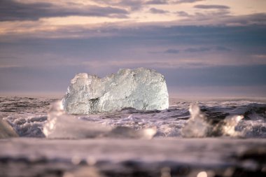Kuzey Atlantik 'ten gelen deniz dalgaları İzlanda' nın güney sahilini vuruyor. Jokulsarlon Buzul Gölü İzlanda yakınlarında elmas plajı.