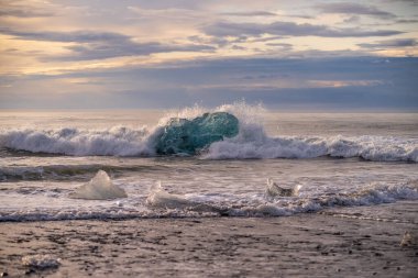 Kuzey Atlantik 'ten gelen deniz dalgaları İzlanda' nın güney sahilini vuruyor. Jokulsarlon Buzul Gölü İzlanda yakınlarında elmas plajı.
