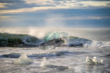 Kuzey Atlantik 'ten gelen deniz dalgaları İzlanda' nın güney sahilini vuruyor. Jokulsarlon Buzul Gölü İzlanda yakınlarında elmas plajı.