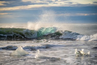 Kuzey Atlantik 'ten gelen deniz dalgaları İzlanda' nın güney sahilini vuruyor. Jokulsarlon Buzul Gölü İzlanda yakınlarında elmas plajı.