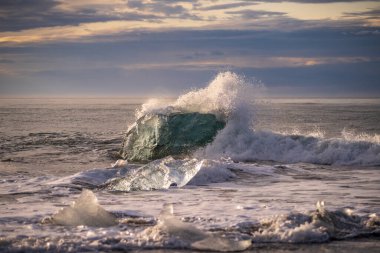 Kuzey Atlantik 'ten gelen deniz dalgaları İzlanda' nın güney sahilini vuruyor. Jokulsarlon Buzul Gölü İzlanda yakınlarında elmas plajı.