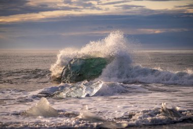 Kuzey Atlantik 'ten gelen deniz dalgaları İzlanda' nın güney sahilini vuruyor. Jokulsarlon Buzul Gölü İzlanda yakınlarında elmas plajı.