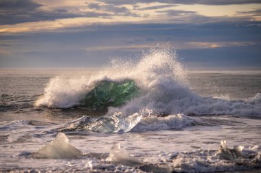 Kuzey Atlantik 'ten gelen deniz dalgaları İzlanda' nın güney sahilini vuruyor. Jokulsarlon Buzul Gölü İzlanda yakınlarında elmas plajı.