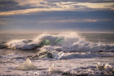 Kuzey Atlantik 'ten gelen deniz dalgaları İzlanda' nın güney sahilini vuruyor. Jokulsarlon Buzul Gölü İzlanda yakınlarında elmas plajı.