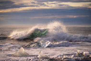 Kuzey Atlantik 'ten gelen deniz dalgaları İzlanda' nın güney sahilini vuruyor. Jokulsarlon Buzul Gölü İzlanda yakınlarında elmas plajı.