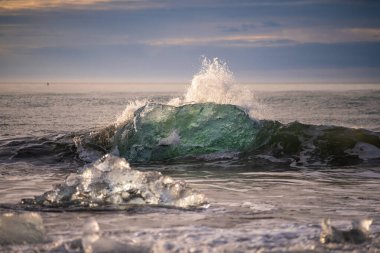 Kuzey Atlantik 'ten gelen deniz dalgaları İzlanda' nın güney sahilini vuruyor. Jokulsarlon Buzul Gölü İzlanda yakınlarında elmas plajı.