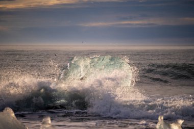 Kuzey Atlantik 'ten gelen deniz dalgaları İzlanda' nın güney sahilini vuruyor. Jokulsarlon Buzul Gölü İzlanda yakınlarında elmas plajı.