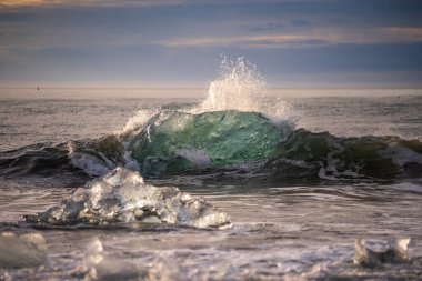 Kuzey Atlantik 'ten gelen deniz dalgaları İzlanda' nın güney sahilini vuruyor. Jokulsarlon Buzul Gölü İzlanda yakınlarında elmas plajı.